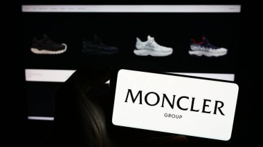 Stuttgart, Almanya - 08-02-2023: İtalyan moda şirketi Moncler S.P.A. 'nın logosuna sahip kişi web sitesinin önünde ekranda. Telefon ekranına odaklan.