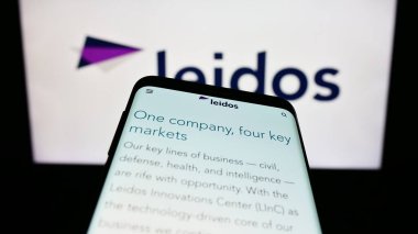 Stuttgart, Almanya - 08-02-2023: ABD 'li savunma şirketi Leidos Inc.' in web sayfası iş logosu önünde ekranda. Telefon ekranının sol üst kısmına odaklan.