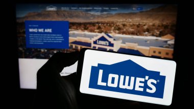 Stuttgart, Almanya - 08-02-2023: ABD 'li perakende şirketi Lowe' s Companies Inc. 'in logosuna sahip kişi web sitesinin önünde ekranda. Telefon ekranına odaklan.