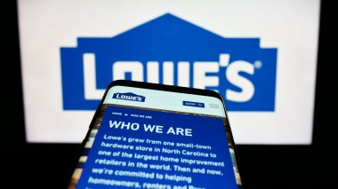 Stuttgart, Almanya - 08-02-2023: ABD 'li perakende şirketi Lowe' s Companies Inc. 'in web sayfası iş logosu önünde ekranda. Telefon ekranının sol üst kısmına odaklan.