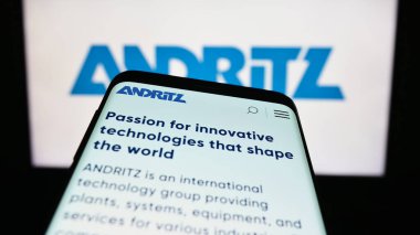 Stuttgart, Almanya - 08-02-2023: Avusturyalı sanayi şirketi Andritz AG 'nin web sayfası iş logosu önünde ekranda. Telefon ekranının sol üst kısmına odaklan.