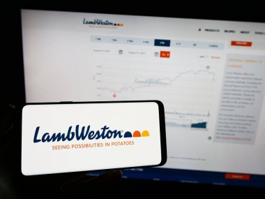 Stuttgart, Almanya - 08-02-2023: Amerikan patates şirketi Lamb Weston Holding Inc. 'nin logosunun bulunduğu cep telefonu web sayfası önünde ekranda. Telefon ekranına odaklan.