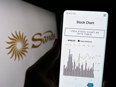 Stuttgart, Almanya - 08-02-2023: ABD 'li tatil şirketi Las Vegas Sands Corporation' ın internet sitesi ile akıllı telefon sahibi kişi ekranda logolu. Telefon ekranının merkezine odaklan.