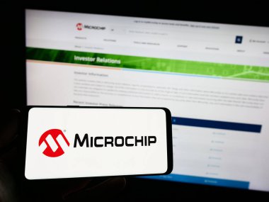 Stuttgart, Almanya - 08-04-2023: Yarı iletken şirket Microchip Technology Inc. 'in logosuna sahip cep telefonu web sayfası önünde ekranda. Telefon ekranına odaklan.