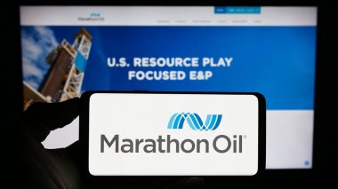 Stuttgart, Almanya - 08-04-2023: ABD 'li petrol şirketi Marathon Oil Corporation' ın logosunun bulunduğu cep telefonu web sayfasının önünde ekranda. Telefon ekranına odaklan.