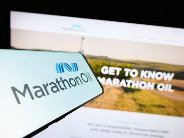 Stuttgart, Almanya - 08-04-2023: İnternet sitesinin önünde ekranda Amerikan petrol şirketi Marathon Oil Corporation 'ın logosuna sahip akıllı telefon. Telefon ekranının merkezine odaklan.