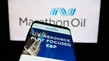 Stuttgart, Almanya - 08-04-2023: ABD 'li petrol şirketi Marathon Oil Corporation' ın web sayfası logo önünde ekranda. Telefon ekranının sol üst kısmına odaklan.