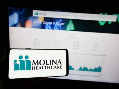 Stuttgart, Almanya - 08-05-2023: ABD merkezli bakım şirketi Molina Healthcare Inc. 'in logosunun bulunduğu cep telefonu web sayfası önünde ekranda. Telefon ekranına odaklan.