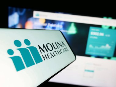 Stuttgart, Almanya - 08-05-2023: Web sitesi önünde ekranda, ABD 'li bakım şirketi Molina Healthcare Inc.' in logosuna sahip akıllı telefon. Telefon ekranının merkez soluna odaklan.