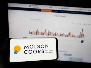 Stuttgart, Almanya - 08-05-2023: İş yeri logosu Molson Coors Beverage Company 'nin logosu olan cep telefonu, iş dünyası web sitesinin önünde ekranda. Telefon ekranına odaklan.