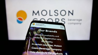 Stuttgart, Almanya - 08-05-2023: İş adamı Molson Coors Beverage Company 'nin web sayfası olan akıllı telefon iş logosu önünde ekranda. Telefon ekranının sol üst kısmına odaklan.