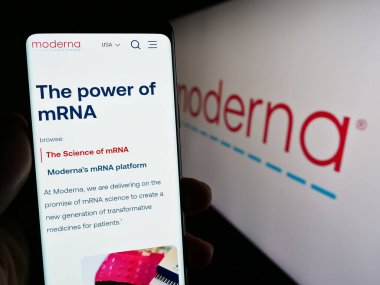 Stuttgart, Almanya - 08-05-2023: ABD 'li ilaç şirketi Moderna Inc.' in web sayfası bulunan cep telefonu logonun önünde ekranda. Telefon ekranının merkezine odaklan.