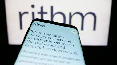Stuttgart, Almanya - 08-05-2023: İş logosu önünde ekranda ABD 'li yatırım şirketi Rithm Capital Corp' un web sayfası bulunan cep telefonu. Telefon ekranının sol üst kısmına odaklan.