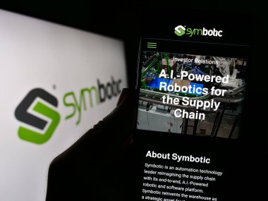 Stuttgart, Almanya - 08-05-2023: ABD 'li robotik depo şirketi Sembotik A.Ş.' nin web sitesi ile akıllı telefon sahibi kişi ekranda logolu. Telefon ekranının merkezine odaklan.