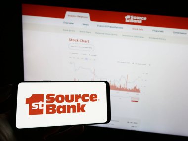 Stuttgart, Almanya - 08-05-2023: Amerikan finans şirketi 1. Source Corporation 'ın logosunun bulunduğu cep telefonu web sayfası önünde ekranda. Telefon ekranına odaklan.
