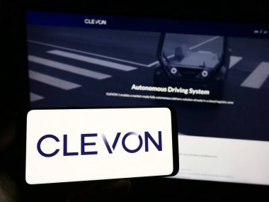 Stuttgart, Almanya - 08-05-2023: Estiyonyalı otonom araç şirketi Clevon AS 'in logosuna sahip kişi web sitesinin önünde ekranda. Telefon ekranına odaklan.