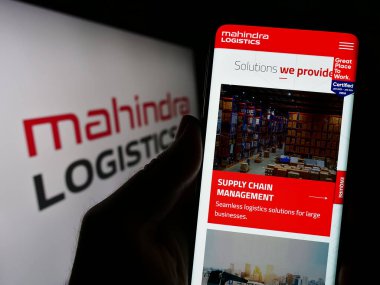 Stuttgart, Almanya - 08-05-2023: Hintli Mahindra Lojistik Ltd. 'nin web sayfası olan kişi logonun önünde ekranda. Telefon ekranının merkezine odaklan.