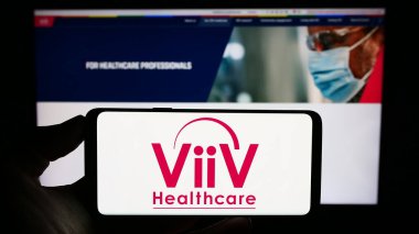 Stuttgart, Almanya - 08-05-2023: İngiliz ilaç şirketi ViiV Sağlık 'ın logosunun bulunduğu cep telefonu web sayfası önünde ekranda. Telefon ekranına odaklan.