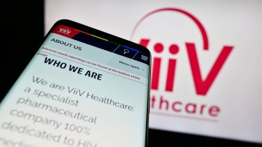 Stuttgart, Almanya - 08-05-2023: İngiliz ilaç şirketi ViiV Sağlık 'ın internet sayfası ile birlikte cep telefonu logonun önünde ekranda. Telefon ekranının sol üst kısmına odaklan.