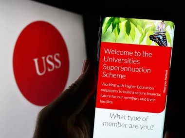 Stuttgart, Almanya - 08-05-2023: Üniversite Denetim Şeması (USS) web sitesi bulunan kişi logonun önünde ekranda. Telefon ekranının merkezine odaklan.