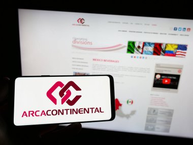 Stuttgart, Almanya - 08-05-2023: Arca Continental S.A.B. şirketinin logosunu taşıyan kişi de C.V. web sitesinin önünde ekranda. Telefon ekranına odaklan.