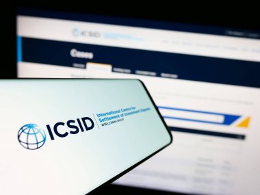 Stuttgart, Almanya - 08-05-2023: İnternet sitesi önünde üzerinde Dünya Bankası 'nın ICSID kurumu logosu bulunan cep telefonu. Telefon ekranının merkez soluna odaklan.