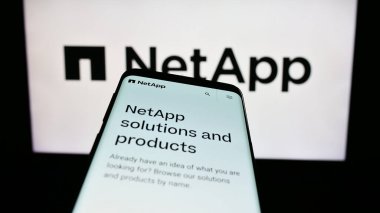 Stuttgart, Almanya - 08-06-2023: Smartphone ve ABD 'li bulut şirketi NetApp Inc. iş logosu önünde ekranda. Telefon ekranının sol üst kısmına odaklan.