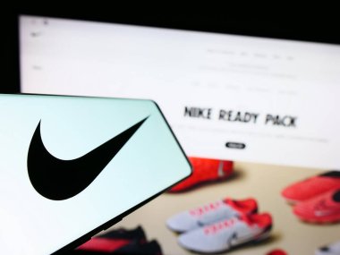 Stuttgart, Almanya - 08-06-2023: Amerikan spor giyim şirketi Nike Inc. 'in logosu olan cep telefonu iş dünyasının web sitesinin önünde ekranda. Telefon ekranının soluna odaklan.