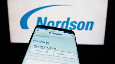 Stuttgart, Almanya - 08-06-2023: ABD 'li dağıtım şirketi Nordson Corporation' ın web sitesi ile birlikte ticari logonun önünde ekranda. Telefon ekranının sol üst kısmına odaklan.
