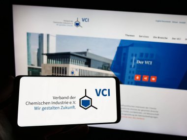 Stuttgart, Almanya - 08-06-2023: Verband der Chemischen Industrie E.V. logosuna sahip akıllı telefon sahibi kişi (VCI) web sitesinin önünde ekranda. Telefon ekranına odaklan.