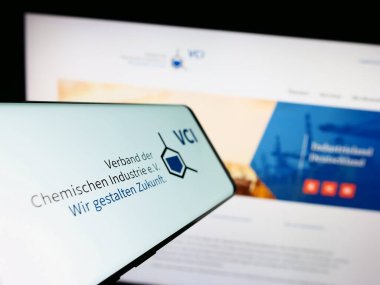 Stuttgart, Almanya - 08-06-2023: Verband der Chemischen Industrie logosuna sahip cep telefonu. (VCI) web sitesinin önünde ekranda. Telefon ekranının merkez soluna odaklan.