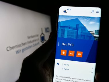 Stuttgart, Almanya - 08-06-2023: Verband der Chemischen Industrie web sitesi ile akıllı telefon tutan kişi. Ekranda logolu VCI var. Telefon ekranının merkezine odaklan.