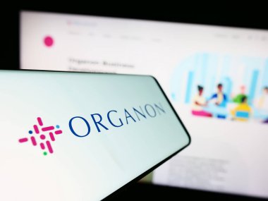 Stuttgart, Almanya - 08-06-2023: Web sitesinin önünde ekranda Amerikan ilaç şirketi Organon Co. 'nun logosunun bulunduğu cep telefonu. Telefon ekranının merkez soluna odaklan.