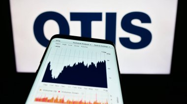 Stuttgart, Almanya - 08-06-2023: ABD 'li asansör şirketi Otis Worldwide Corporation' ın web sitesiyle birlikte logo önünde ekranda. Telefon ekranının sol üst kısmına odaklan.