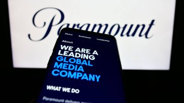 Stuttgart, Almanya - 08-06-2023: ABD 'li eğlence şirketi Paramount Global' ın web sayfası ile cep telefonu iş logosu önünde ekranda. Telefon ekranının sol üst kısmına odaklan.