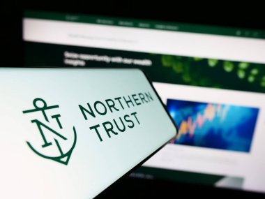 Stuttgart, Almanya - 08-06-2023: ABD 'li finans şirketi Northern Trust Corporation' ın logosuna sahip akıllı telefon web sitesinin önünde ekranda. Telefon ekranının merkez soluna odaklan.
