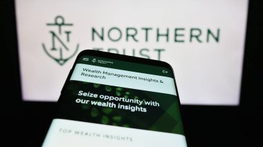 Stuttgart, Almanya - 08-06-2023: ABD 'li finans şirketi Northern Trust Corporation' ın web sitesiyle birlikte logo önünde ekranda. Telefon ekranının sol üst kısmına odaklan.