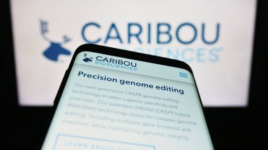 Stuttgart, Almanya - 07-25-2023: İş logosu önünde ekranda ABD 'li Caribou Biosciences Inc.' in web sitesi bulunan cep telefonu. Telefon ekranının sol üst kısmına odaklan.