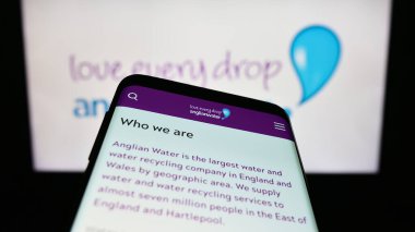 Stuttgart, Almanya - 07-25-2023: İngiliz Anglian Water Services Limited şirketinin web sayfası logo önünde ekranda. Telefon ekranının sol üst kısmına odaklan.