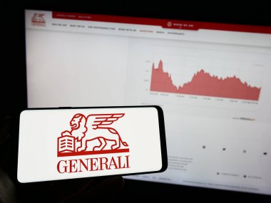 Stuttgart, Almanya - 07-25-2023: Sigorta şirketi Assicurazioni Generali S.P.A. 'nın logosunun bulunduğu cep telefonu web sayfasının önünde. Telefon ekranına odaklan.