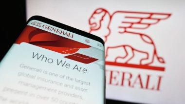 Stuttgart, Almanya - 07-25-2023: Sigorta şirketi Assicurazioni Generali S.P.A. 'nın web sitesiyle birlikte cep telefonu logonun önünde ekranda. Telefon ekranının sol üst kısmına odaklan.