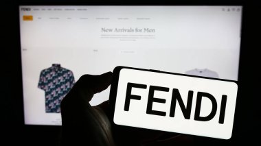 Stuttgart, Almanya - 07-25-2023: İtalyan moda şirketi Fendi S.R.I. logosu olan kişi. İş sitesinin ön sayfasında ekranda. Telefon ekranına odaklan.