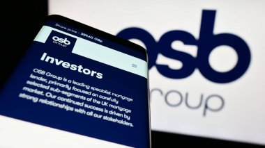 Stuttgart, Almanya - 07-24-2023: İngiliz finans şirketi OSB Group plc 'in web sitesi olan cep telefonu iş logosu önünde ekranda. Telefon ekranının sol üst kısmına odaklan.
