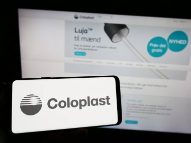 Stuttgart, Almanya - 07-24-2023: Danimarkalı sağlık şirketi Coloplast AS 'ın logosunu taşıyan kişi web sitesinin önünde ekranda. Telefon ekranına odaklan.
