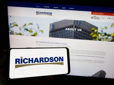 Stuttgart, Almanya - 07-24-2023: Kanadalı şirket Richardson International Limited 'in logosunun bulunduğu cep telefonu web sayfası önünde ekranda. Telefon ekranına odaklan.