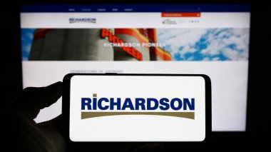 Stuttgart, Almanya - 07-24-2023: Kanadalı şirket Richardson International Limited 'in logosunun bulunduğu cep telefonu web sayfası önünde ekranda. Telefon ekranına odaklan.
