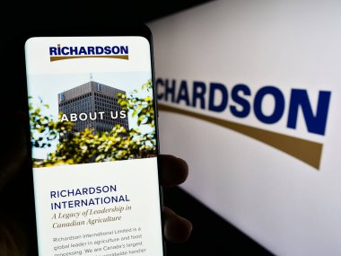 Stuttgart, Almanya - 07-24-2023: Kanadalı şirket Richardson International Limited 'in internet sayfası ve logosu olan kişi. Telefon ekranının merkezine odaklan.