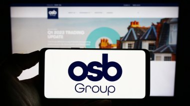 Stuttgart, Almanya - 07-24-2023: İngiliz finans şirketi OSB Group plc 'in logosunun bulunduğu akıllı telefon web sitesinin önünde ekranda. Telefon ekranına odaklan.