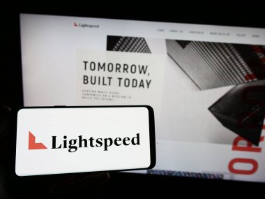 Stuttgart, Almanya - 07-22-2023: ABD 'li yatırım şirketi Lightspeed Venture Partners' ın logosunu elinde tutan kişi web sitesinin önünde ekranda. Telefon ekranına odaklan.