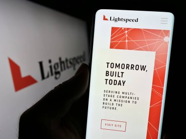 Stuttgart, Almanya - 07-22-2023: ABD 'li yatırım şirketi Lightspeed Venture Partners' ın web sayfası ve logosu olan kişi. Telefon ekranının merkezine odaklan.